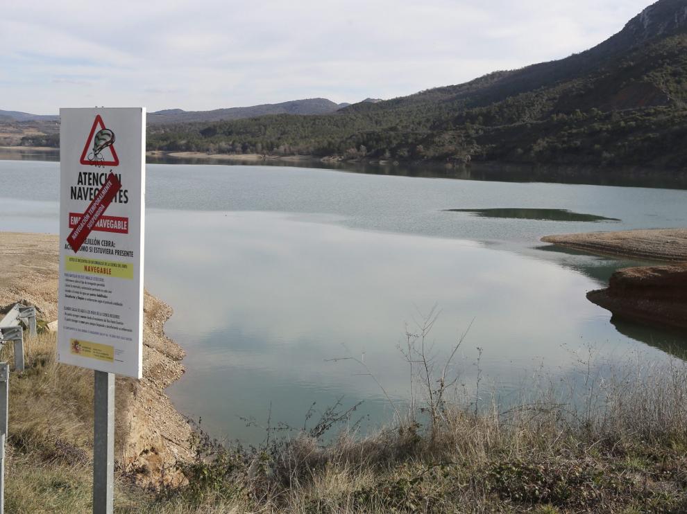 Varios carteles advierten de que la navegación está temporalmente suspendida en Barasona.