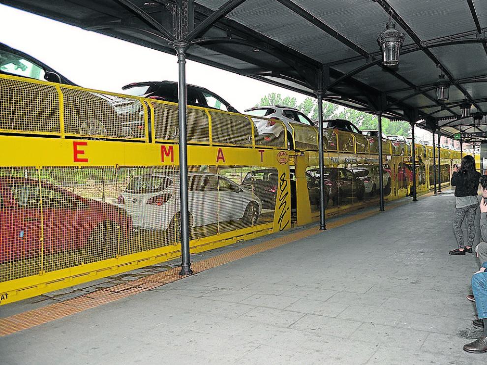 En el andén principal. La falta de apartaderos de gran longitud en la línea Zaragoza-Teruel-Valencia obligaba al tren de la Opel, de más de 500 metros de largo, a quedar estacionado durante 4 o 5 horas en el andén principal de la estación turolense, como muestra la fotografía, tomada a mediados de 2015.