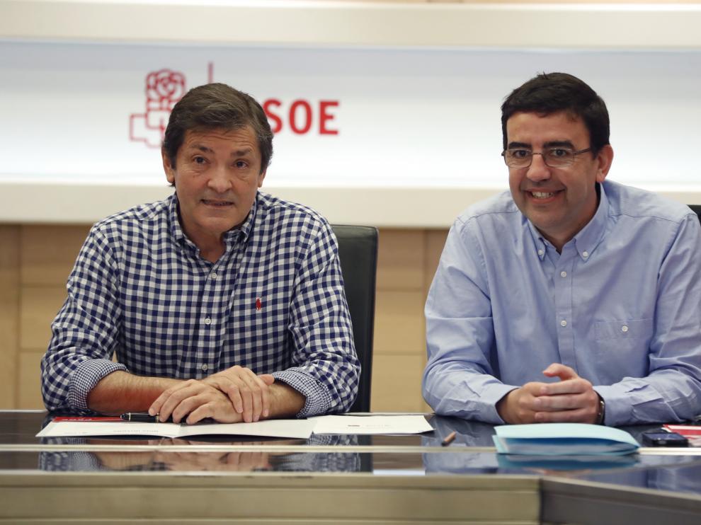 El presidente de la Gestora del PSOE, Javier Fernández, y el portavoz, Mario Jiménez.