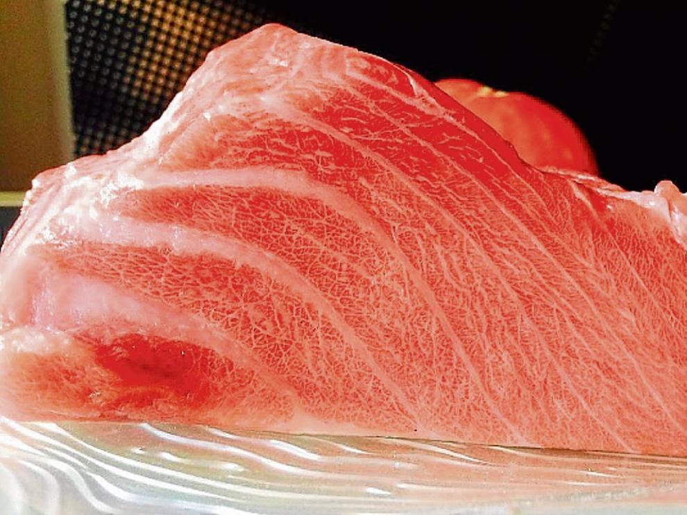 Corte de sabrosa ventresca de atún rojo del Grupo Balfegó, de La Ametlla de Mar.