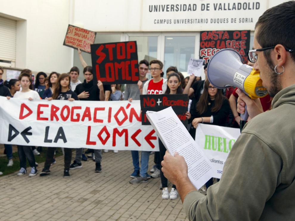 Fotografía de archivo de una concentración frente al Campus de Soria en protesta por la LOMCE y los recortes