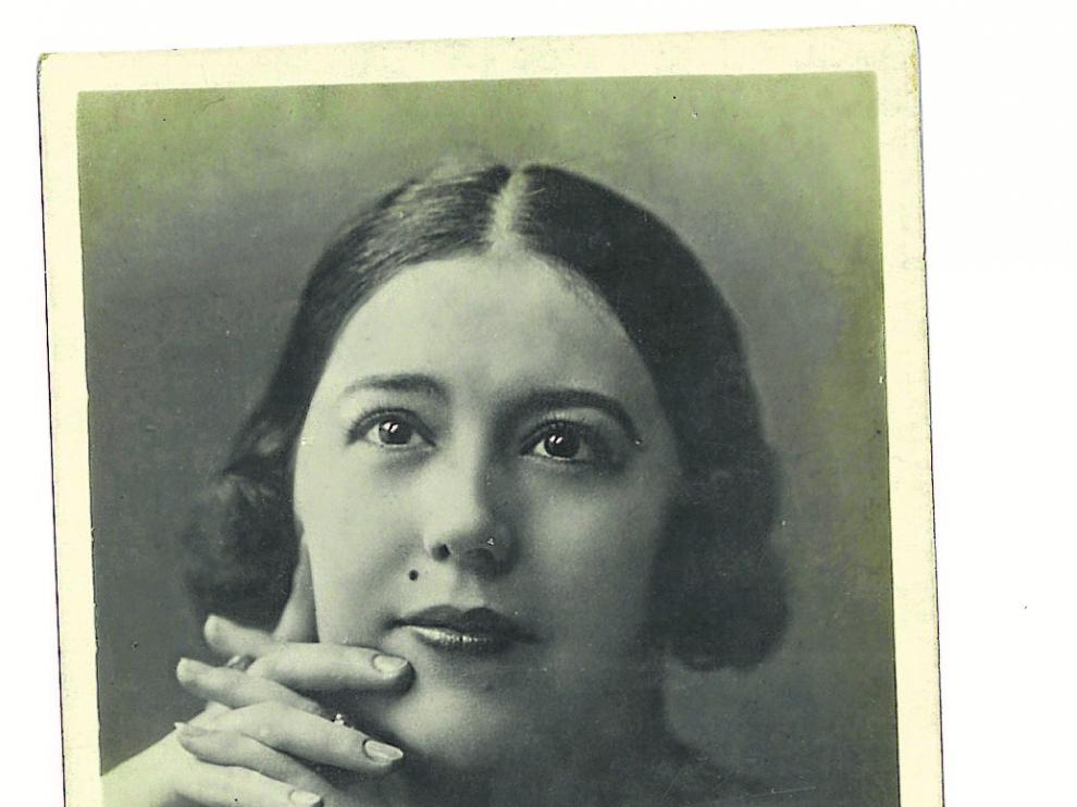 Postal de principios de siglo XX con un retrato de la soprano turolense.