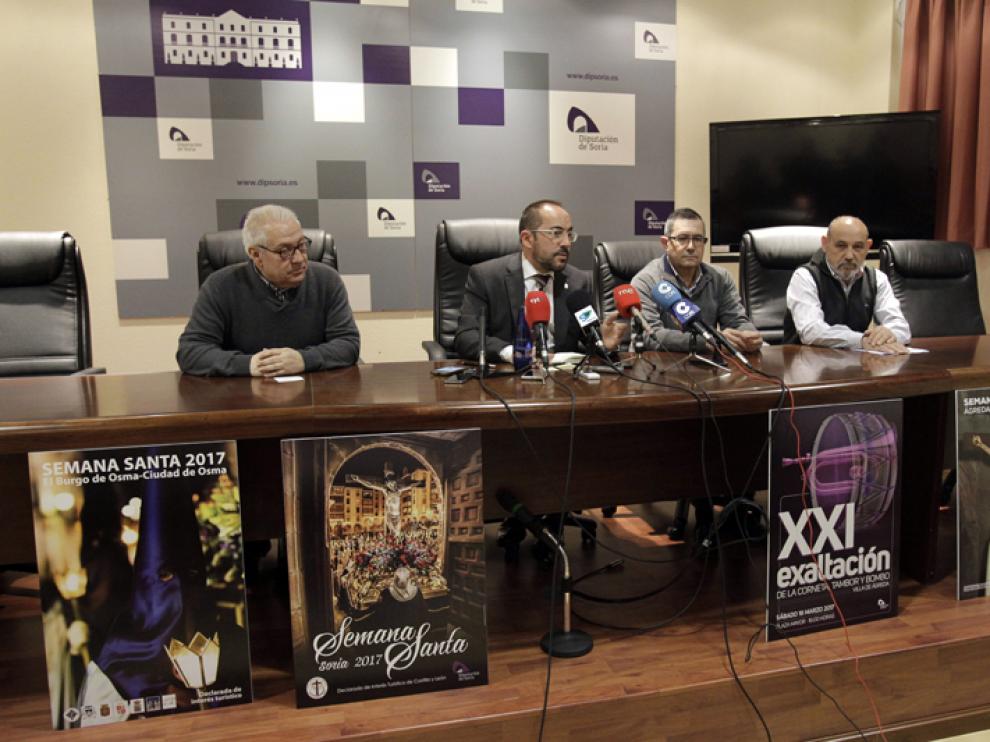 El presidente de la Diputación de Soria, Luis Rey, ha presentado los carteles de las tres principales celebraciones de Semana Santa junto a representantes de tres cofrafías