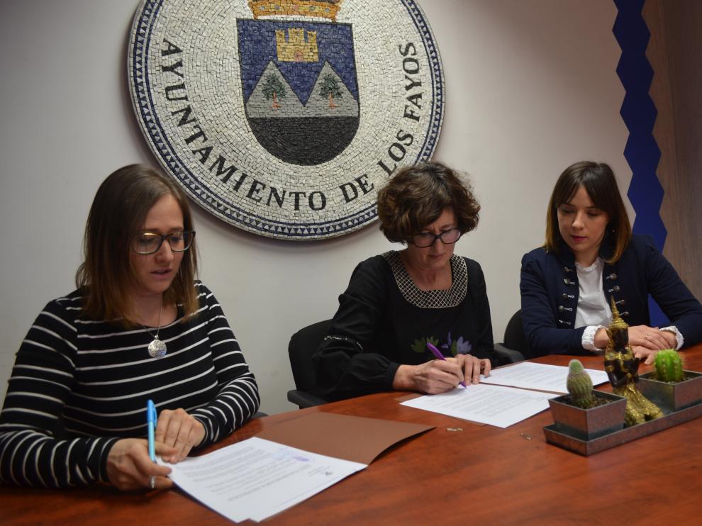 La firma del convenio permitirá mejorar la situación de los gatos en el pueblo fayano.