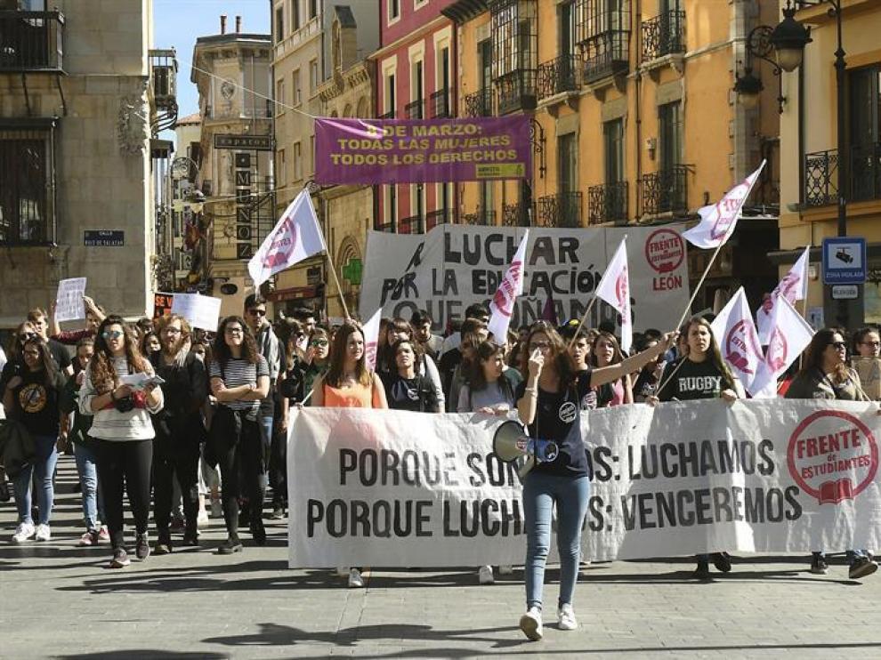 Varios de los centenares de estudiantes que se han manifestado hoy León durante la jornada de huelga general de enseñanza públic