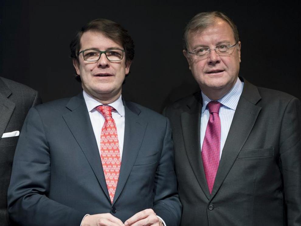 Alfonso Fernández Mañueco, a la izquierda, y Antonio Silván han confirmado sus precandidaturas a la Presidencia del PP de CyL