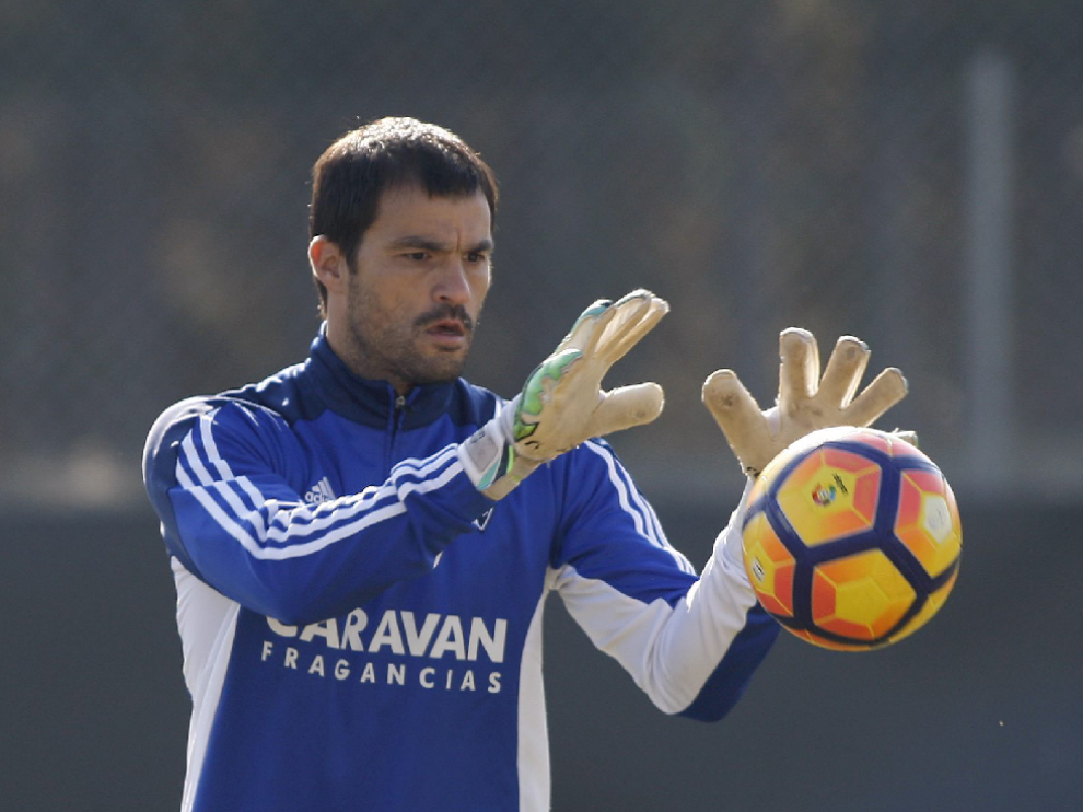 Saja detiene un balón durante el entrenamiento.