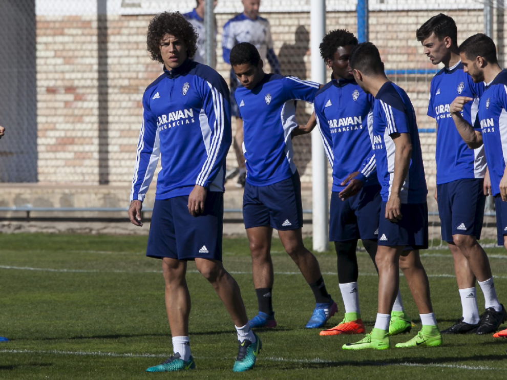 Rolf Feltscher, al frente del grupo, al principio del entrenamiento del viernes.