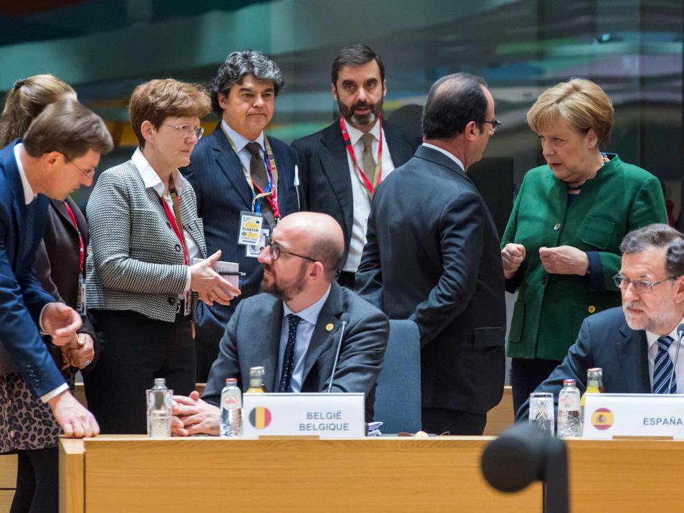 Merkel habla con Hollande por detrás de Rajoy en la reunión de este viernes.