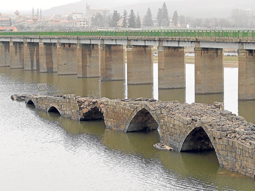 El puente pasa buena parte del año bajo las aguas del pantano, lo que acelera su deterioro.
