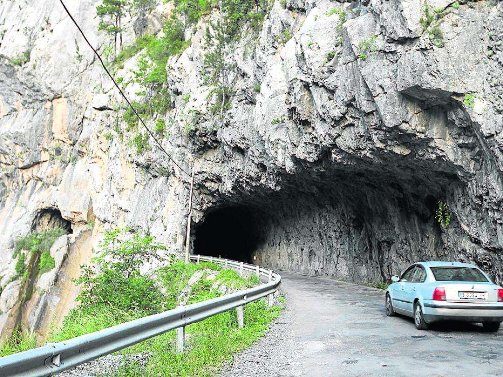 Uno de los cuatro túneles existentes en un tramo de un kilómetro de la carretera A-2609. r