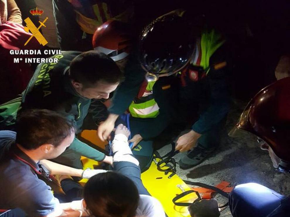 Imagen del momento de la atención sanitaria a la menor.