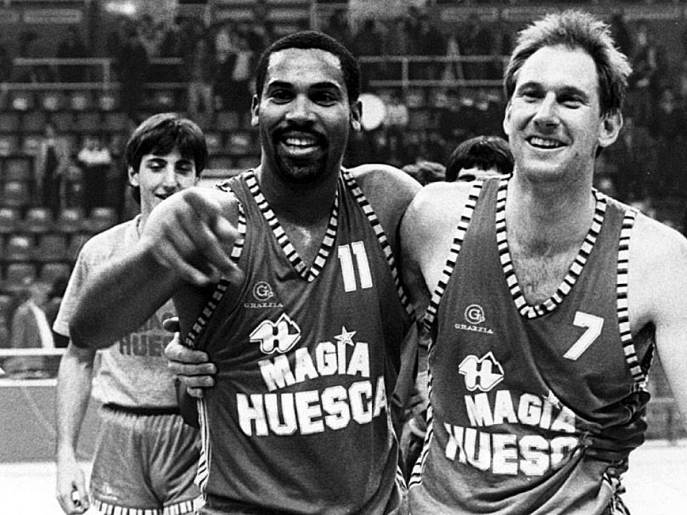 Granger Hall izquierda y Brian Jackson, dos leyendas del baloncesto oscense y de la ACB.