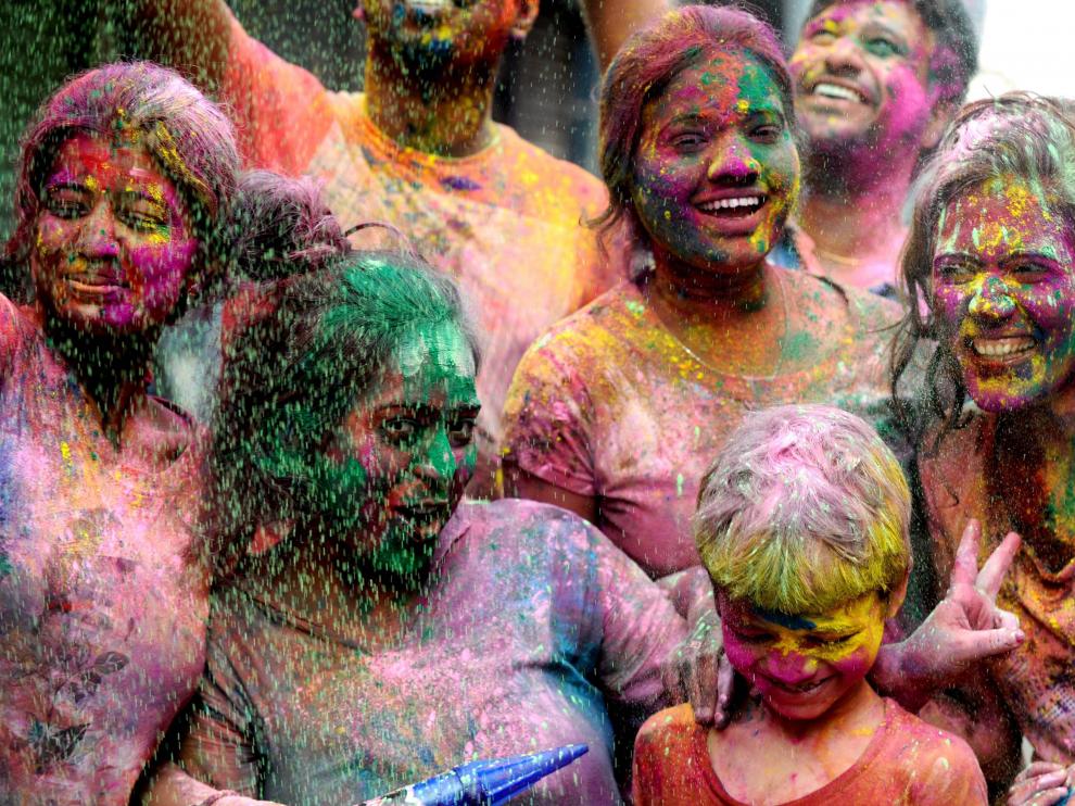 Varias chicas disfrutan del festival Holi, este lunes en Chenai.