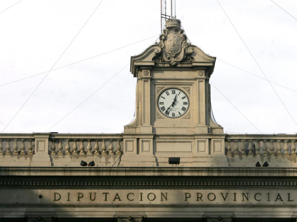El reloj del edificio de la DPZ, en la plaza de España de Zaragoza, con su IIII para marcar las cuatro.