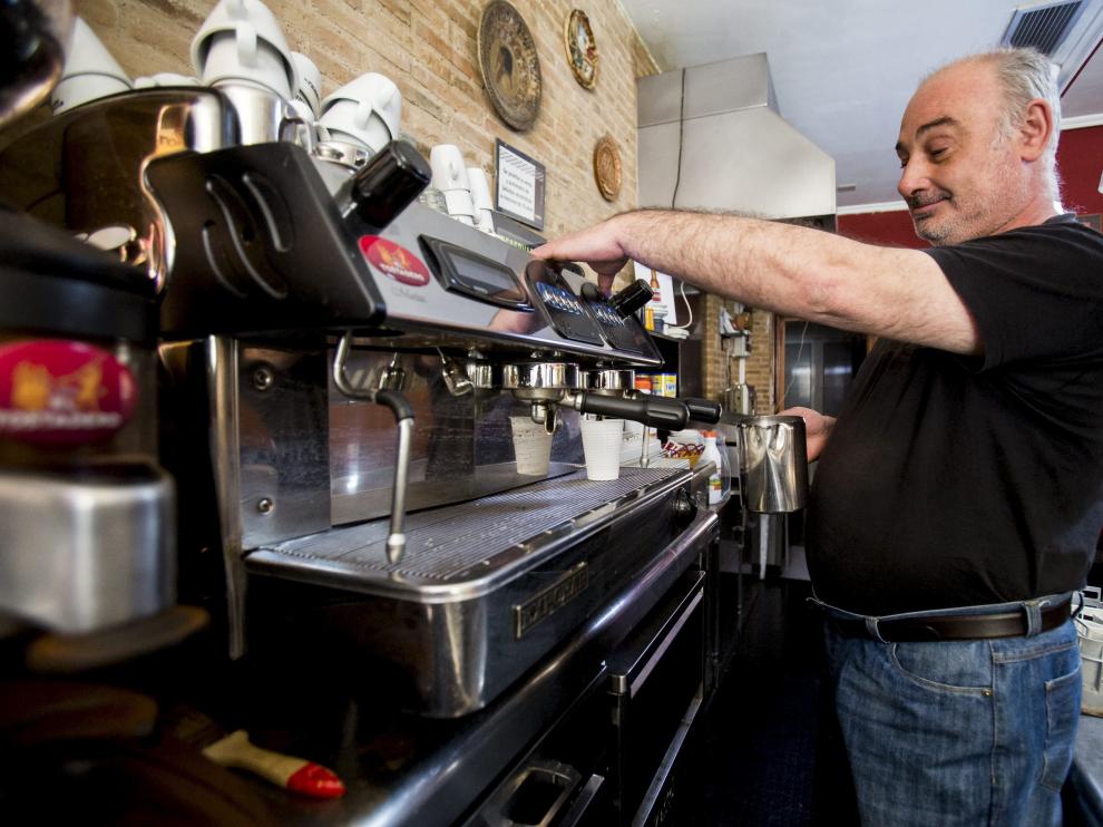 Café en vasos de plástico. En las terrazas de ayer en Casetas todas las consumiciones se servían en vasos de plástico. En el bar Avenida, Juan Muñoz bromeaba diciendo que se libraba de lavar la vajilla pero confiaba en recuperar el suministro hoy y que todo volviera a su orden.