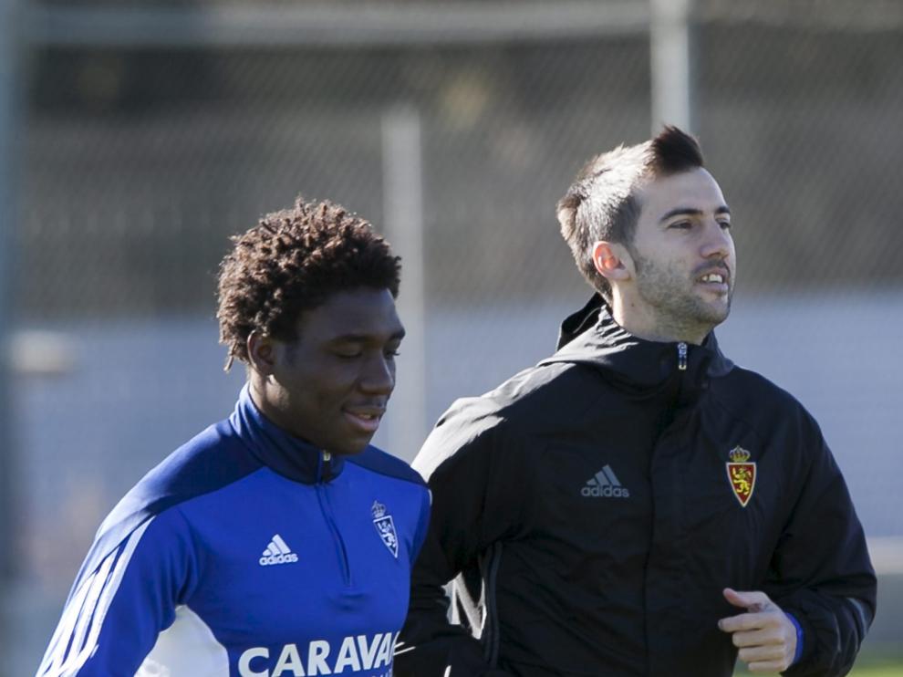 Jean Marie Dongou trota junto a Manu Lanzarote, durante un entrenamiento.