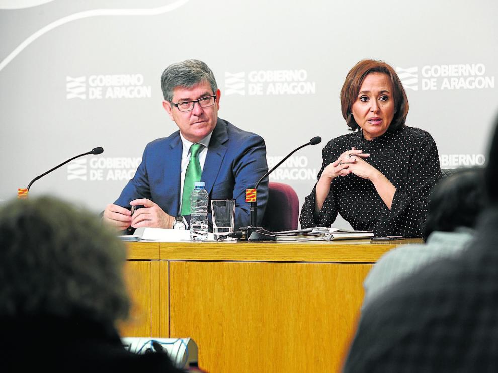 La consejera de Educación, Mayte Pérez, junto al de Presidencia, Vicente Guillén, ayer.