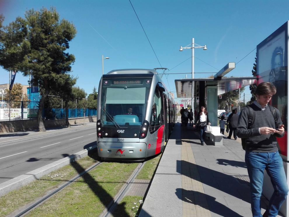 El tranvía en la parada de Argualas, en Valdespartera