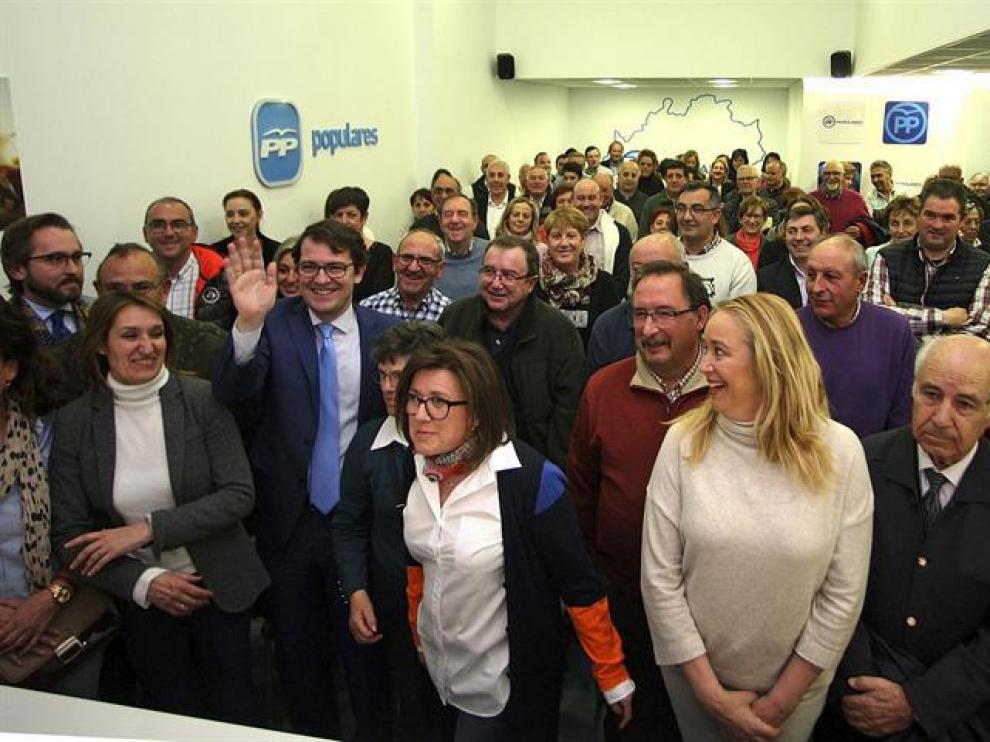 El alcalde de Salamanca, Alfonso Fernández Mañueco (2i), durante la presentación de su precandidatura a la presidencia del Partido Popular de Castilla y León.