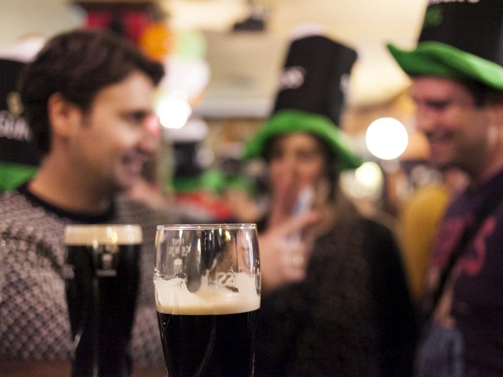 Celebración de la fiesta de San Patricio en el bar Flaherty's de Zaragoza.