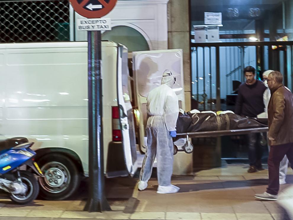 Miembros de la Sangre de Cristo anoche, en el momento del traslado del cadáver.