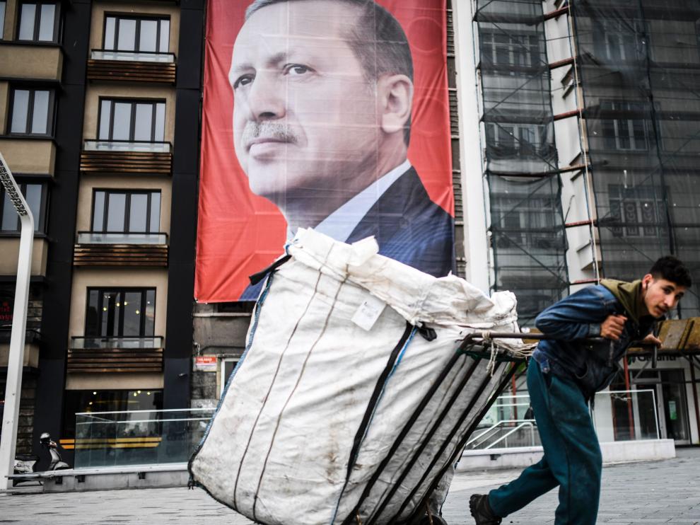 Un cartelón con la efigie de Erdogan adorna la plaza Taksim, en el centro de Estambul