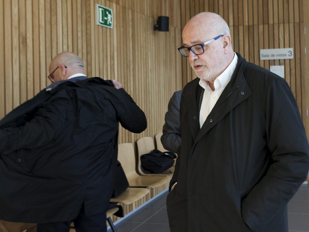Carlos Esco, ayer por la mañana, en los pasillos de la Audiencia Provincial de Zaragoza.