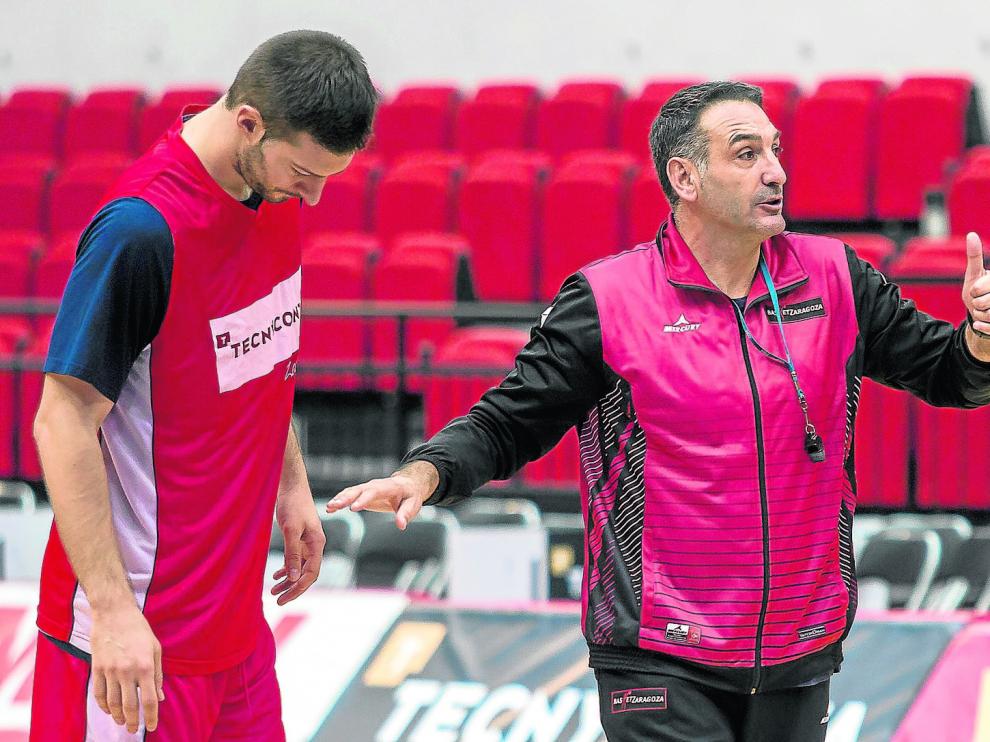 Stevan Jelovac, ala-pívot del Tecnyconta Zaragoza, con el entrenador Luis Guil.