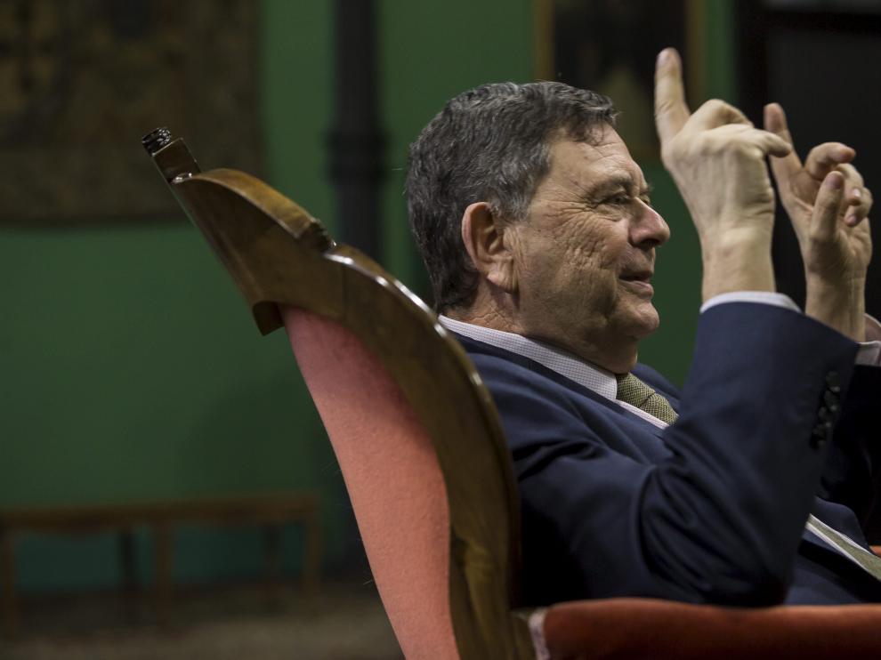 Manuel López, sentado en una de las salas del Paraninfo de la Universidad de Zaragoza durante la entrevista.