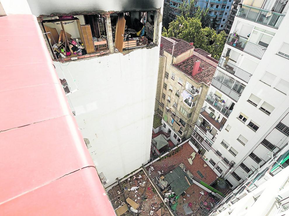 La onda expansiva derribó parte de la fachada del edificio