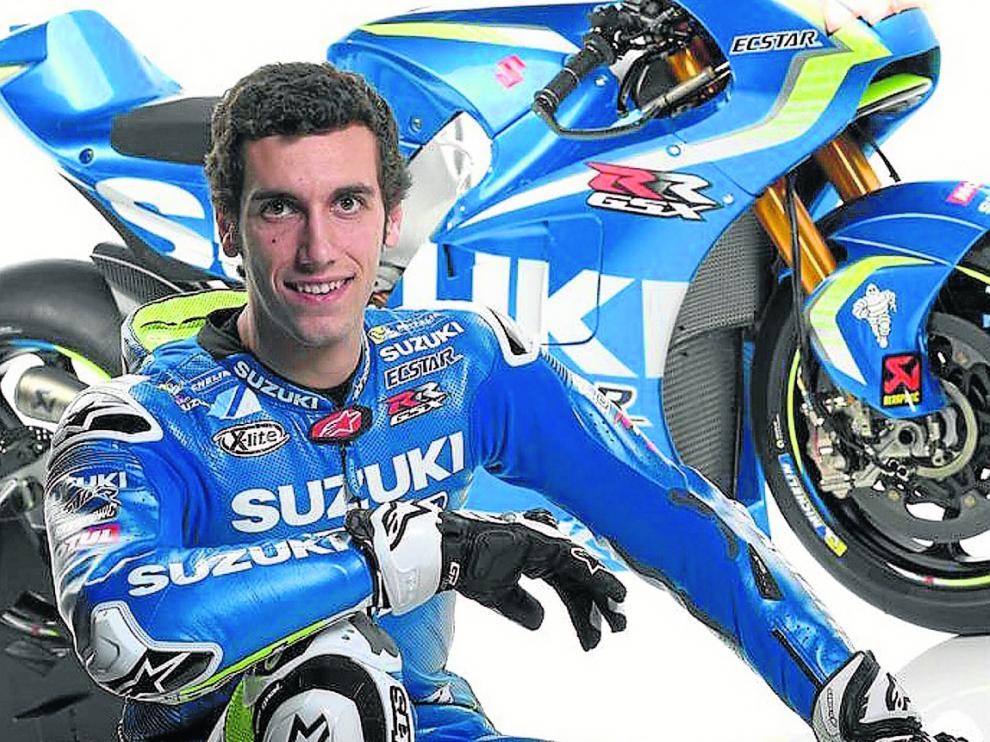 Álex Rins posa sonriente con su nueva moto.