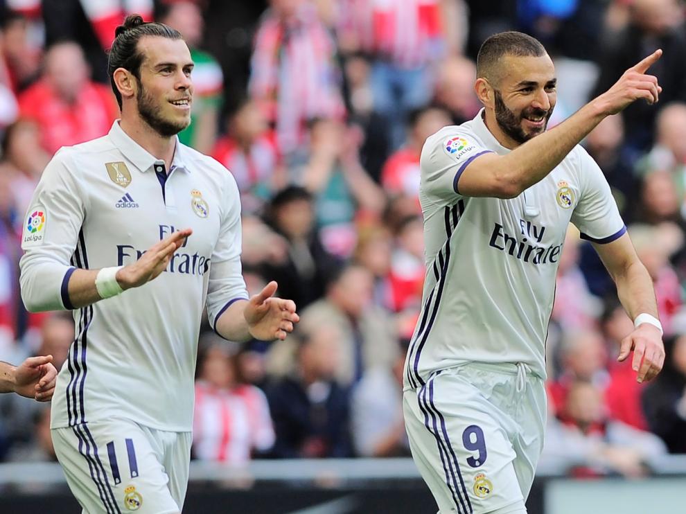 Benzema, junto a Bale, sonriente en San Mamés.
