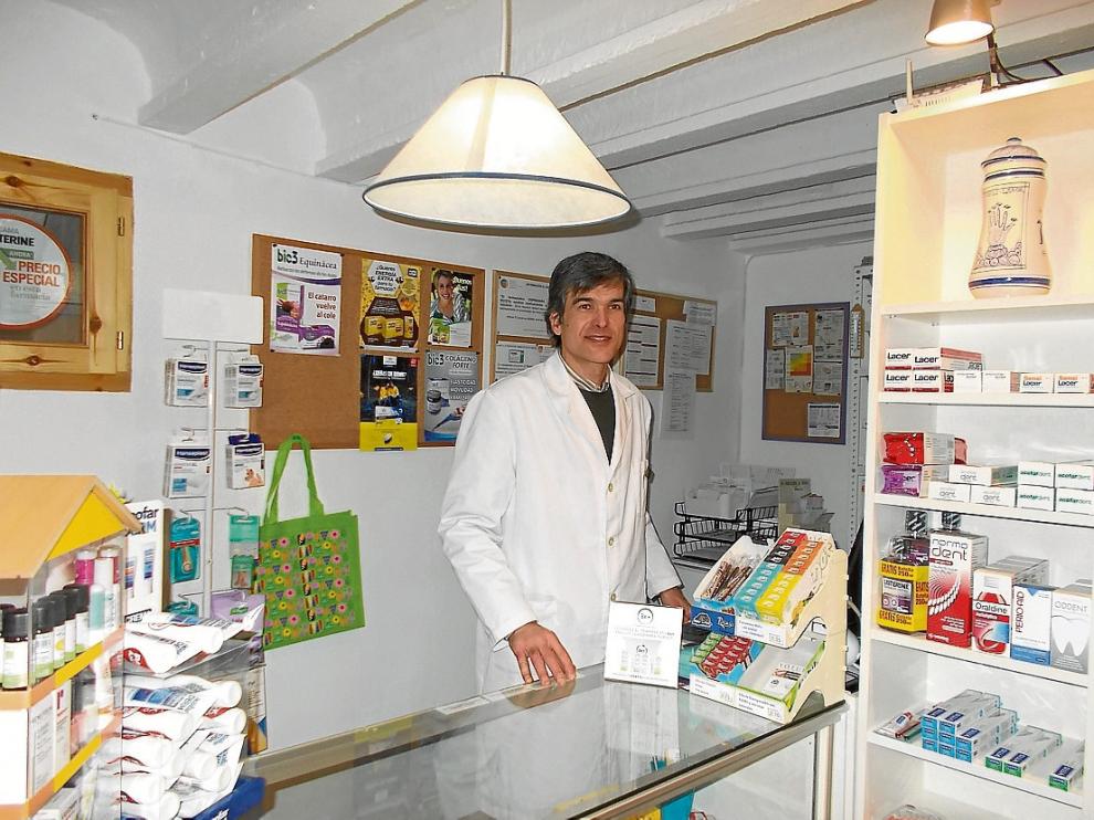 Daniel de María atiende cada día a los vecinos de Tabuenca en su farmacia.