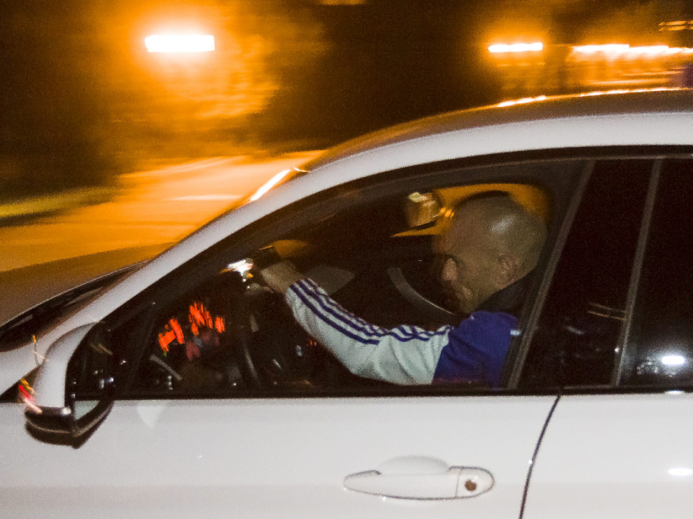 Láinez, en su coche a la entrada de la Ciudad Deportiva.