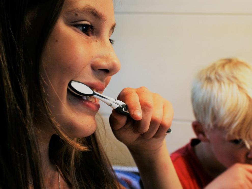 Los expertos aconsejan cuidar la salud bucodental desde la infancia para evitar problemas en la edad adulta.