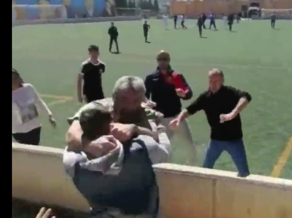 Imagen de un vídeo grabado por un aficionado en el estadio de Mallorca donde se disputaba el partido de infantiles.