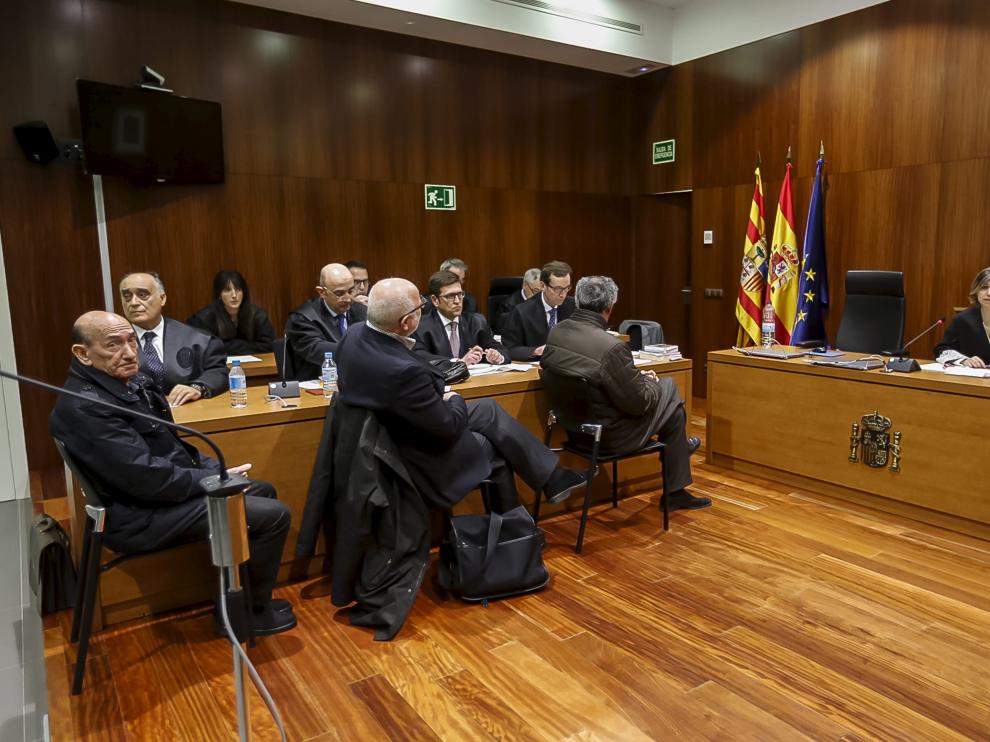Sentados ante la juez, los acusados Becerril, Esco y García Becerril, durante la lectura del veredicto del jurado.