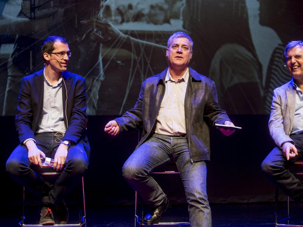 Sergio López, director general de Hiberus; Ricardo Lop, propietario de Aceros Hispania, y Manuel Badal, director académico de Ceste, en el foro celebrado en el Teatro de las Esquinas.