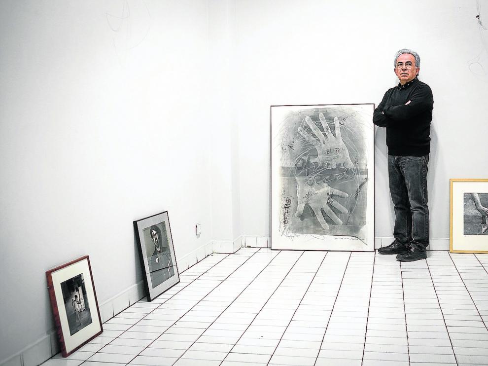 El galerista Julio Álvarez, de Spectrum, junto a alguna obras