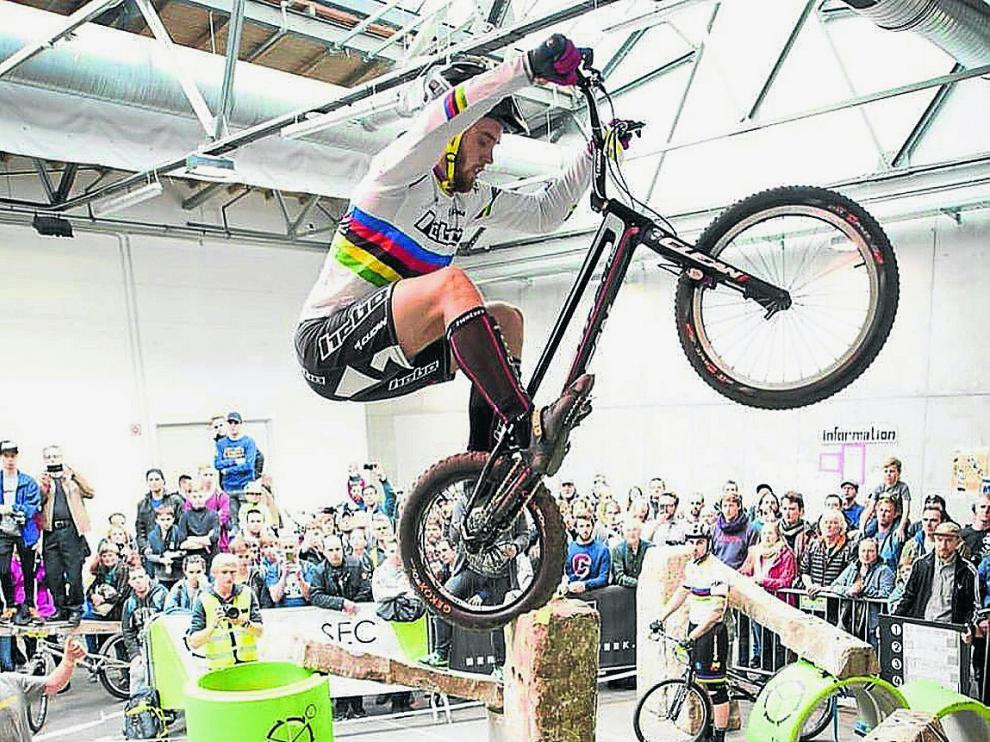 Abel Mustieles mantiene el equilibrio en un obstáculo, en la Berlin Trials Cup.