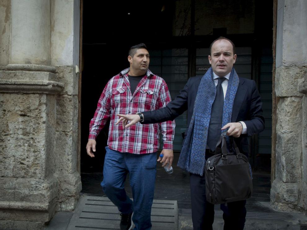 Jesús López Mendoza junto a su abogado.
