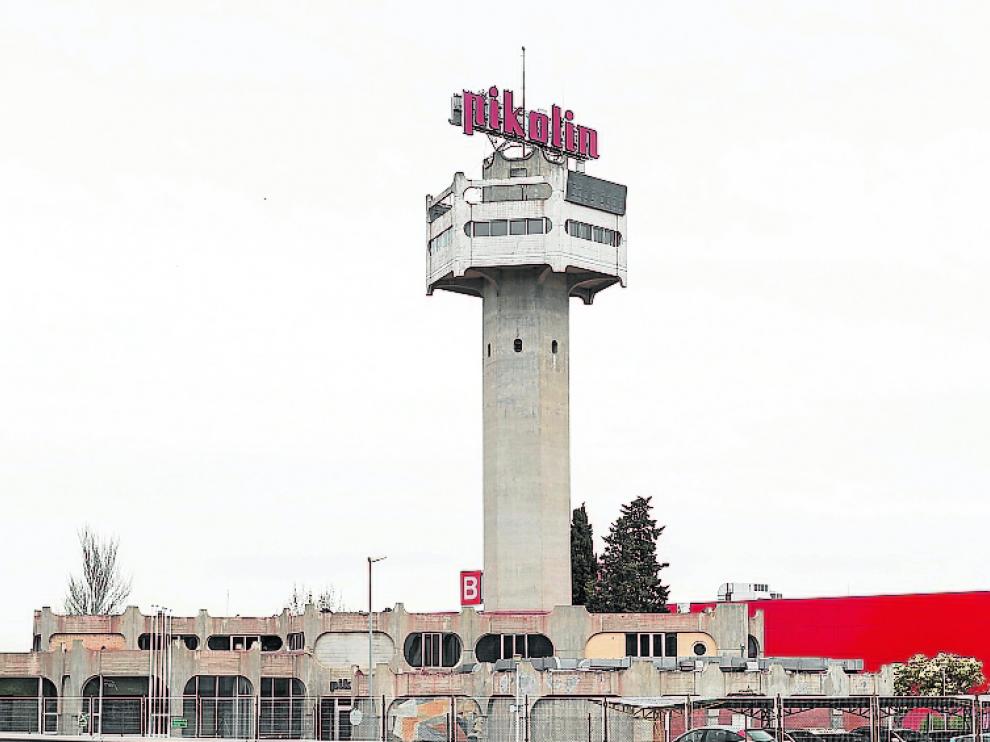 La característica torre y las oficinas en forma de colmena se salvarán de la piqueta y se mantendrán para el 'outlet'.