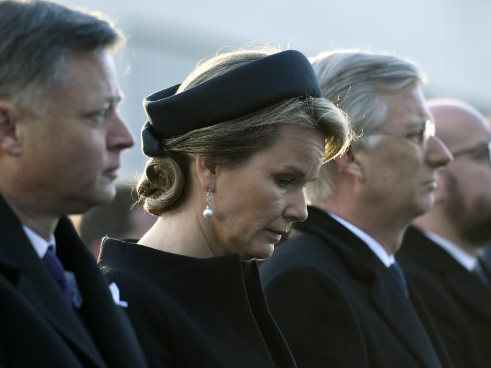 Los reyes de los belgas, Felipe y Matilde, y el primer ministro de Bélgica, Charles Michel, han guardado este miércoles un minuto de silencio en el aeropuerto de Bruselas.