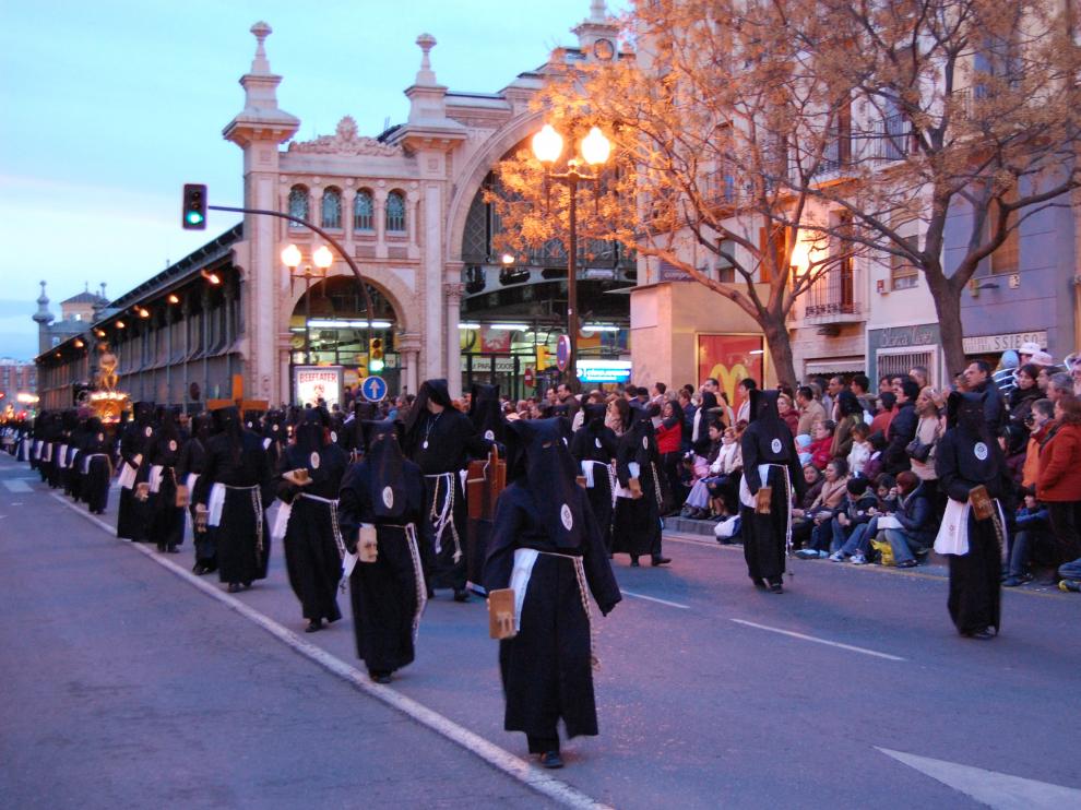 Cofrades del Ecce Homo de Zaragoza, con el hábito tradicional de los terceroles