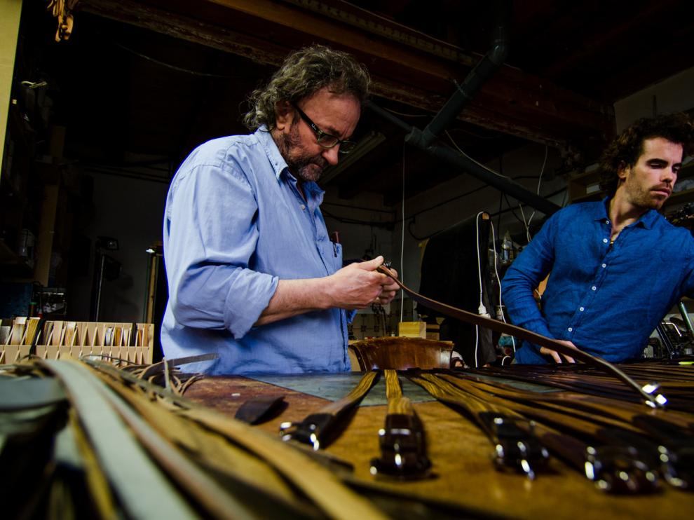 El emprendedor zaragozano Arán Lozano trabaja junto a su padre en el taller.