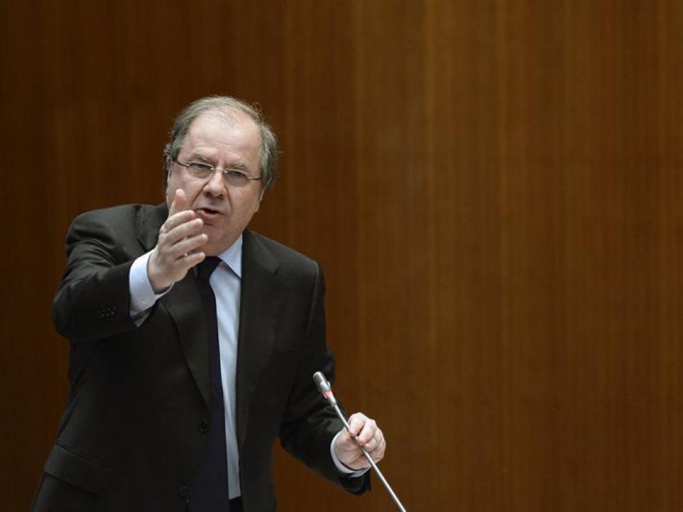 El presidente de la Junta de Castilla y Léon, Juan Vicente Herrera, durante su intervención en la sesión plenaria de las Cortes.