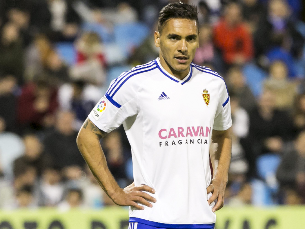 Marcelo Silva, pensativo, en el partido del la última jornada ante el Sevilla Atlético en La Romareda.