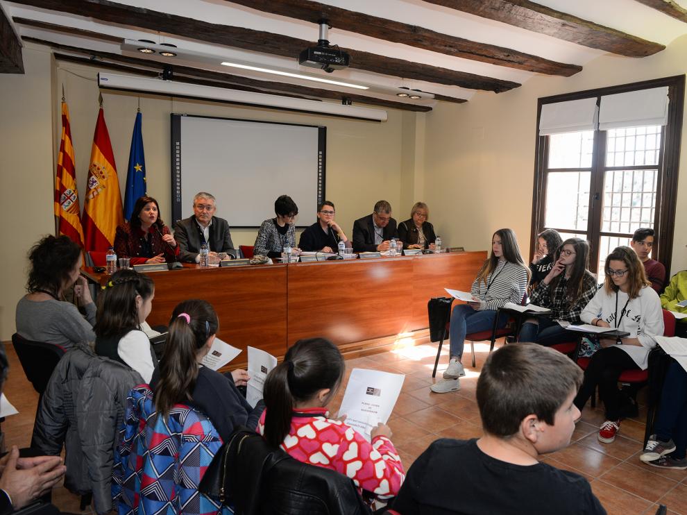 Los miembros de las Mesa de las Cortes presidieron un pleno juvenil con estudiantes del instituto y del colegio de Albarracín.