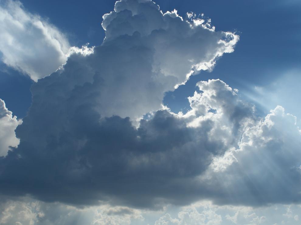 La OMM clasifica las nubes de acuerdo a diez géneros, que a su vez se subdividen según su forma o estructura.